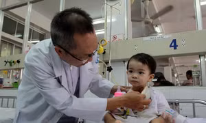 Cứu sống bé 1 tuổi bị dị vật đâm thủng thực quản