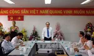Chủ tịch Ủy ban Trung ương MTTQ Việt Nam Nguyễn Thiện Nhân chúc mừng cán bộ ngành Y tế Thành phố Hồ Chí Minh