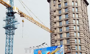 Cần cẩu công trình va vào tòa nhà cao ốc làm 2 xe ô tô hư hỏng nặng
