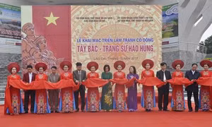 Khai mạc triển lãm tranh cổ động "Tây Bắc - trang sử hào hùng"