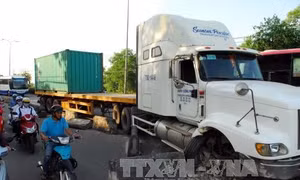 Xe container nổ lốp húc bay hàng loạt dải phân cách bê tông