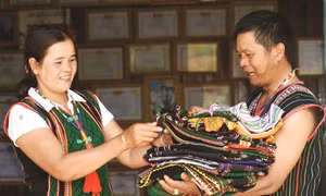Điểu M'rưng - Đảng viên gương mẫu của bon làng