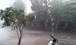 Thời tiết ngày 04/12: Quảng Bình đến Phú Yên vẫn có mưa rất to gây lũ lớn, ngập lụt trên diện rộng