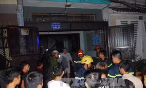 Giải cứu 2 người trong căn nhà bốc cháy tại Thành phố Hồ Chí Minh