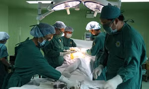 Thay khớp háng thành công cho cụ ông 98 tuổi ở bệnh viện tuyến quận