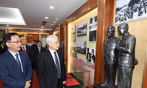 Tổng Bí thư Nguyễn Phú Trọng thắp hương tưởng niệm Đại tướng Nguyễn Chí Thanh