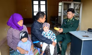 Ấm áp những viên thuốc nghĩa tình nơi cực Tây Tổ quốc