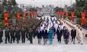 Lãnh đạo Thành phố Hồ Chí Minh viếng nghĩa trang liệt sỹ, dâng hương Chủ tịch Hồ Chí Minh