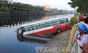 Xe khách lao xuống kênh Tàu Hủ - Bến Nghé, tài xế và phụ xe phá cửa thoát thân