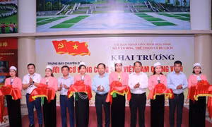 Trưng bày chuyên đề 'Dưới lá cờ Đảng Cộng sản Việt Nam quang vinh'