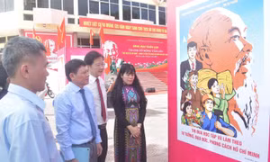 Thưởng lãm tranh cổ động đẹp về Chủ tịch Hồ Chí Minh