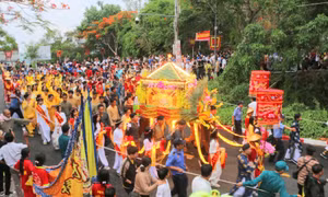 Hàng ngàn du khách và người dân rước tượng Bà Chúa Xứ Núi Sam ở An Giang