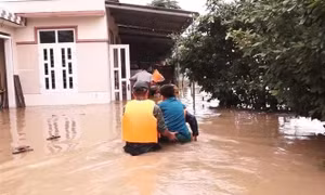 Nước sông Trà Câu dâng cao gây ngập nhiều nhà dân tại thị xã Đức Phổ, Quảng Ngãi