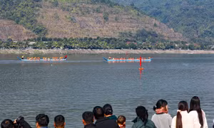 Người dân háo hức cổ vũ các đội đua thuyền đuôi én tranh tài cự ly 1.000m. Ảnh: Xuân Tư - TTXVN 