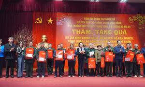 Bộ trưởng Bộ Nội vụ Phạm Thị Thanh Trà cùng đoàn công tác của Trung ương và tỉnh Yên Bái đến thăm, chúc Tết, tặng quà cho các hộ gia đình chính sách, hộ nghèo, hộ cận nghèo ở huyện Trấn Yên. Ảnh: TTXVN phát 
