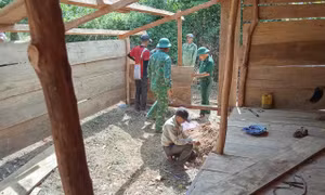 Bộ đội Biên phòng hỗ trợ dựng nhà tạm cho dân sau lũ tại Mỹ Lý
