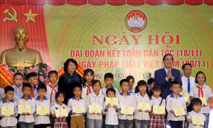 Phó Chủ tịch nước Đặng Thị Ngọc Thịnh trao quà cho các học sinh có hoàn cảnh khó khăn. Ảnh: Trung Kiên - TTXVN