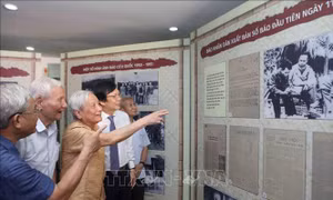 Các đại biểu tham quan trưng bày ảnh, tư liệu. Ảnh: Tuấn Đức - TTXVN