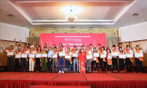 Lễ tôn vinh 100 người hiến máu tiêu biểu toàn quốc 2020. Ảnh: Thành Đạt - TTXVN