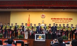 Ông Phạm Xuân Thăng, Ủy viên Trung ương Đảng, Bí thư Tỉnh ủy, Chủ tịch HĐND tỉnh Hải Dương và ông Triệu Thế Hùng, Phó Bí thư Tỉnh ủy, Chủ tịch UBND tỉnh Hải Dương nhiệm tặng hoa chúc mừng các tân Phó Chủ tịch UBND tỉnh và 19 vị Ủy viên UBND tỉnh Hải Dương