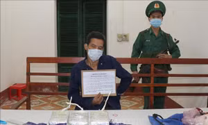 Bắt đối tượng Giàng A Lầu vận chuyển 3 bánh heroin và 4.000 viên ma túy tổng hợp