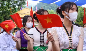 Các em học sinh dự lễ khai giảng năm học mới tại Trường THPT Phong Thổ, huyện Phong Thổ, tỉnh Lai Châu. Ảnh: Nguyễn Oanh-TTXVN.