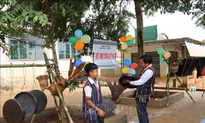 Học sinh được trải nghiệm tập đánh chiêng tại tiết học. Ảnh: TTXVN phát