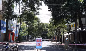 Cơ quan chức năng tiến hành phong tỏa khu dân cư có bệnh nhân nhiễm COVID-19 đoạn từ ngã tư Hoàng Diệu – Lý Thường Kiệt đến ngã tư Hoàng Diệu – Hai Bà Trưng, phường Thắng Lợi. Ảnh: Tuấn Anh – TTXVN