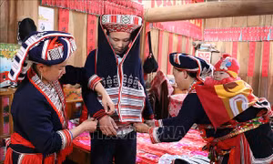 Trang phục chú rể trong ngày cưới của người Dao đỏ. Ảnh: Nguyễn Chiến-TTXVN