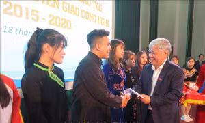Đồng chí Đỗ Văn Chiến, Bí thư Trung ương Đảng, Bộ trưởng, Chủ nhiệm Ủy ban Dân tộc trao học bổng cho các sinh viên người dân tộc thiểu số tại Đại học Thái Nguyên. Ảnh: Trần Trang - TTXVN