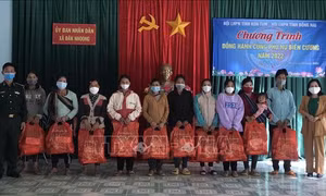 Từ nguồn kinh phí hỗ trợ của Hội Liên hiệp Phụ nữ tỉnh Đồng Nai, và Hội Liên hiệp Phụ nữ tỉnh Kon Tum trao tặng quà cho phụ nữ nghèo tại xã biên giới Đăk Nhoong, huyện Đăk Glei. Ảnh: Khoa Chương - TTXVN