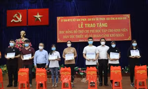 Trao tặng học bổng từ Quỹ Bảo trợ học sinh nghèo, học sinh dân tộc của Báo Công an nhân dân cho các sinh viên dân tộc có hoàn cảnh khó khăn trên địa bàn thành phố. Ảnh: Xuân Khu-TTXVN