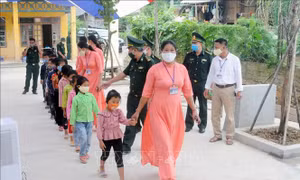 Cô trò trường Tiểu học bản Mơ Tươi, xã Lóng Phiêng, huyện Yên Châu, tỉnh Sơn La trong ngày khánh thành. Ảnh: Quang Quyết-TTXVN