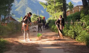 Hàng tuần, Hội Phụ nữ bản Nậm Sáng, xã Phúc Than, huyện Than Uyên (Lai Châu) quét dọn đường giao thông nông thôn. Ảnh: Việt Hoàng-TTXVN
