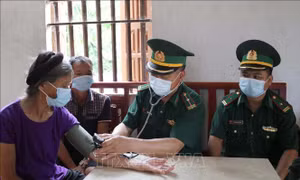 Quân y đồn Biên phòng Bình Nghi (Lạng Sơn) khám sức khỏe định kỳ cho người dân địa bàn xã biên giới. Ảnh: Quang Duy - TTXVN