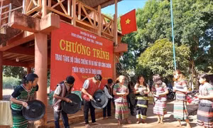 Bộ cồng chiêng mới được trao tại Nhà văn hóa cộng đồng thôn. Ảnh: K GỬIH -TTXVN