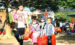 Phụ huynh và học sinh Trường Tiểu học Kim Chung, xã Phiêng Khoài, huyện Yên Châu, tỉnh Sơn La vui mừng khi được tham gia chương trình “Chợ Nhân đạo” với chủ đề “ Trăng sáng vùng biên”. Ảnh: Quang Quyết-TTXVN