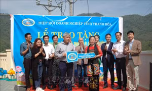 Hiệp hội Doanh nghiệp Thanh Hóa trao chìa khóa biểu trưng cho điểm trường mầm non Nà Ón. Ảnh: Khiếu Tư-TTXVN