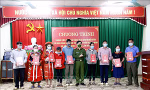 Trao căn cước công dân cho người dân thôn Thượng Minh. Ảnh: Nam Sương - TTXVN