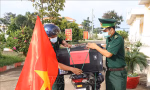 Cán bộ Đồn Biên phòng Kiểng Phước chuẩn bị loa di động để đi tuyên truyền về bầu cử. Ảnh: Hữu Chí – TTXVN