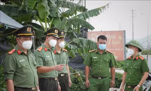 Đồng chí Thân Văn Hải (đứng thứ 2 bên trái ảnh) trực tiếp kiểm tra, chỉ đạo chốt cách ly y tế tại điểm nóng bùng phát dịch trong khu công nghiệp Quang Châu. Ảnh: Danh Lam-TTXVN
