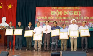 Tặng Bằng khen của Chủ tịch UBND tỉnh cho các cá nhân là Người có uy tín trong đồng bào dân tộc thiểu số trên địa bàn tỉnh. Ảnh: Công Thử - TTXVN
