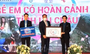 Lai Châu ra mắt chương trình “Chắp cánh tương lai” cho trẻ em có hoàn cảnh khó khăn. Ảnh: Nguyễn Oanh-TTXVN