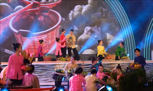 Tiết mục “Tiếng đờn ca trên chợ nổi”. Ảnh: Thanh Liêm - TTXVN