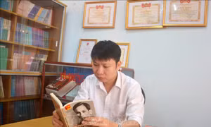 Thầy giáo Nguyễn Viết Lân tìm hiểu thông tin về Chủ tịch Hồ Chí Minh. Ảnh: Hoài Thu – TTXVN