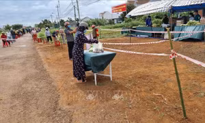 Người dân có hoàn cảnh khó khăn nhận nhu yếu phẩm từ “Gian hàng 0 đồng”. Ảnh: Ngọc Minh - TTXVN