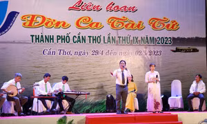 Tiết mục đờn ca tài tử của đơn vị huyện Cờ Đỏ tại Liên hoan Đờn ca tài tử thành phố Cần Thơ lần thứ 9, năm 2023. Ảnh: Trung Kiên - TTXVN