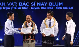 Ủy viên Bộ Chính trị, Bí thư Trung ương Đảng, Trưởng Ban Tuyên giáo Trung ương Võ Văn Thưởng và Phó Thủ tướng Chính phủ Vũ Đức Đam trao giải Đặc biệt cho tác giả Hà Văn Đạo và nguyên mẫu Nay Blum (Trạm trưởng Trạm y tế xã Glar, huyện Đăk Đoa, tỉnh Gia Lai
