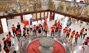 Du khách tham quan Bảo tàng Hùng Vương về đêm. Ảnh: Trung Kiên - TTXVN.
