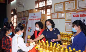Người dân được mua các nhu yếu phẩm thiết yếu như: Gạo, dầu ăn, nước mắm, bột nêm, bánh kẹo, sữa… thông qua hình thức đổi phiếu mua hàng với giá 0 đồng. Ảnh: Quang Quyết-TTXVN